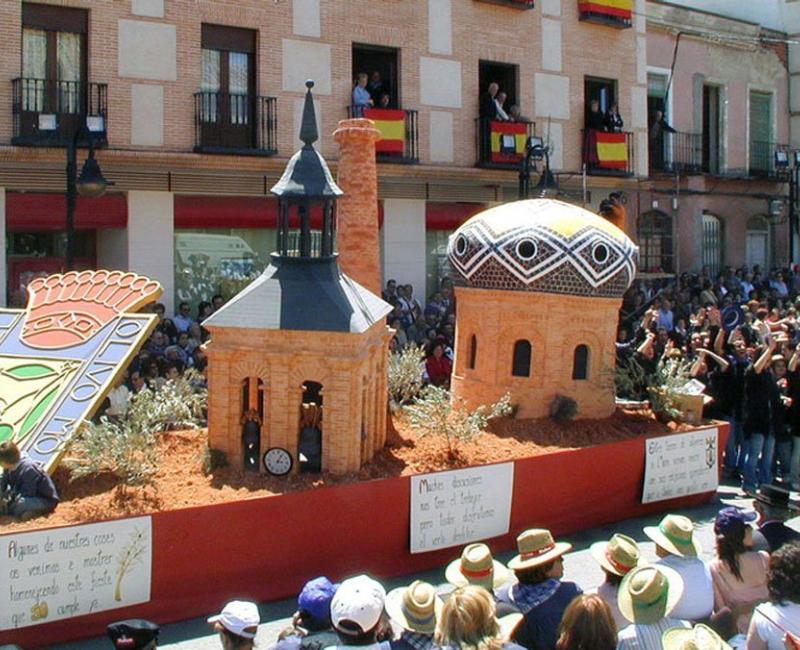 Desfile Carrozas Fiesta del Olivo - Los Castillos Agroturismo - Casa Rural en Toledo